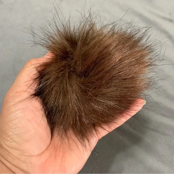 Faux Fur Pom Poms in Warm Neutrals (22 pcs.) - Picture 3 of 5